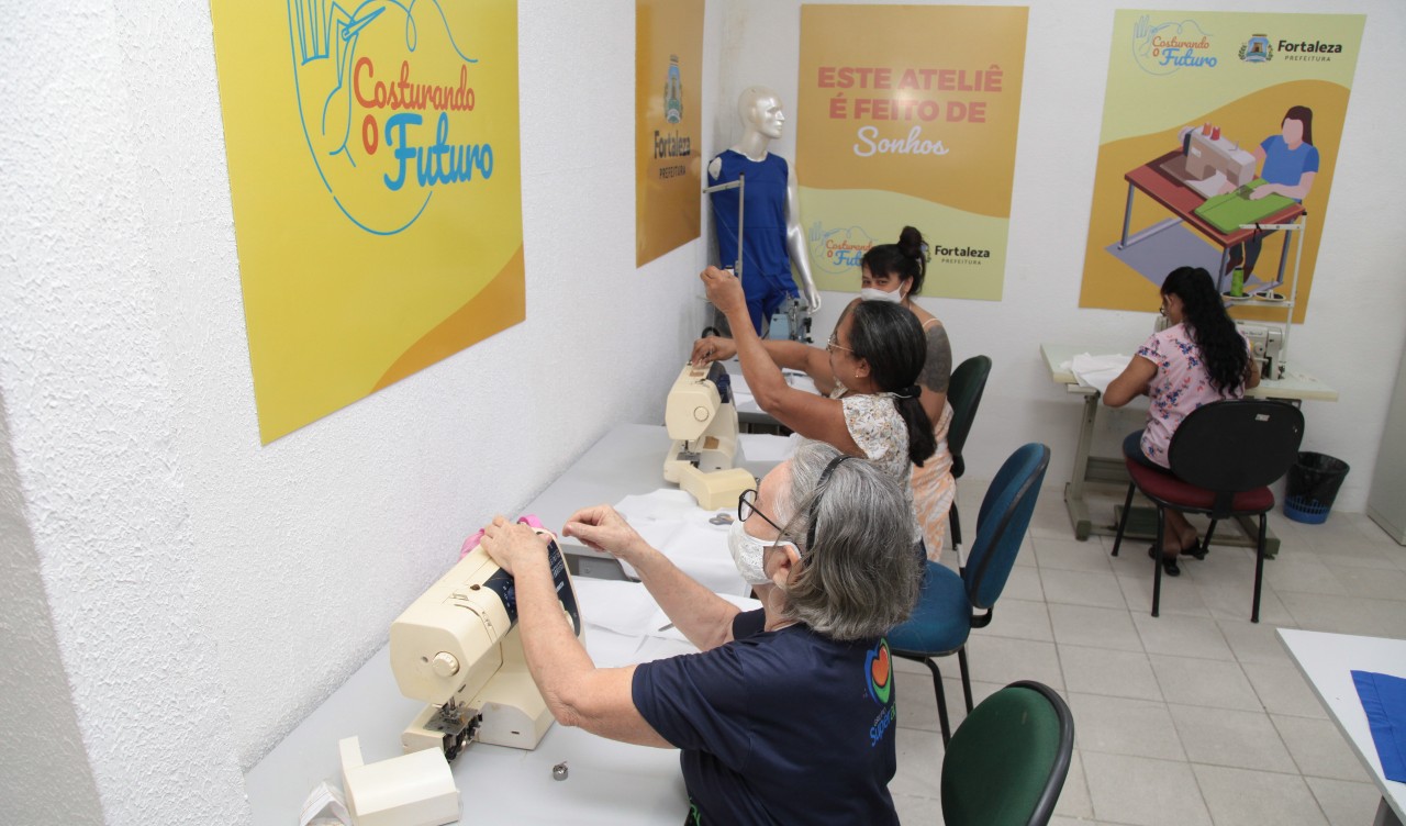 mulheres costurando no ateliê do costurando o futuro